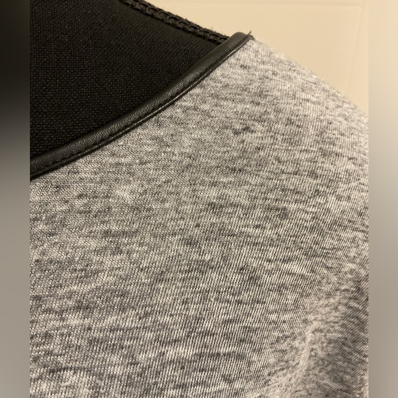 Halston Gray Roomy short roomy sleeves with faux trim neckline . - Picture 4 of 6